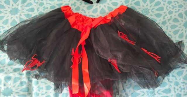 Disfraz brujita negro y rojo con accesorios