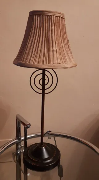 Lámpara de forja para salón o dormitorio.