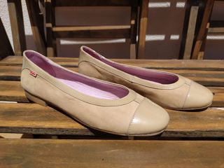 NUEVAS. Manoletinas Callaghan beigs N37