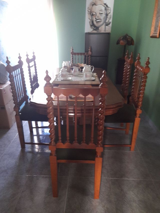 Mesa y seis sillas madera maciza