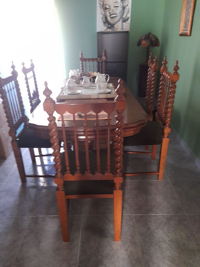 Mesa y seis sillas madera maciza