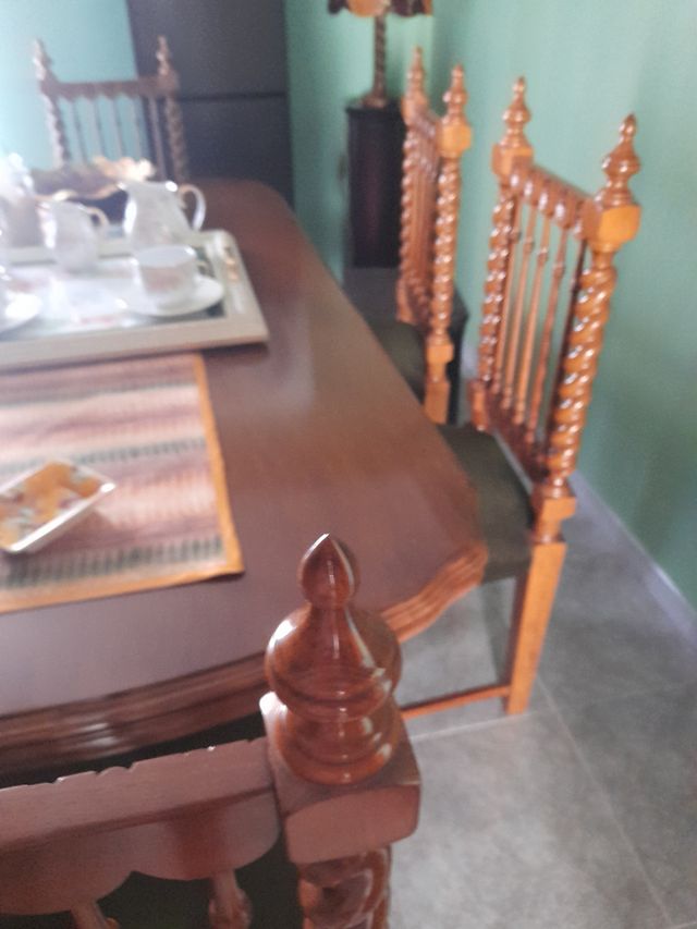 Mesa y seis sillas madera maciza