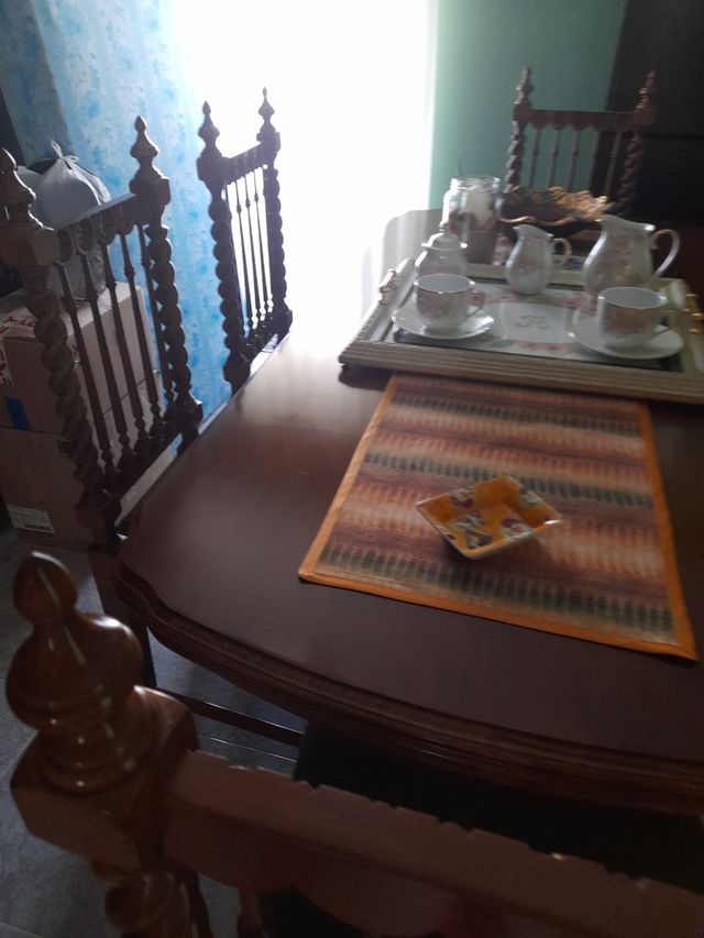 Mesa y seis sillas madera maciza