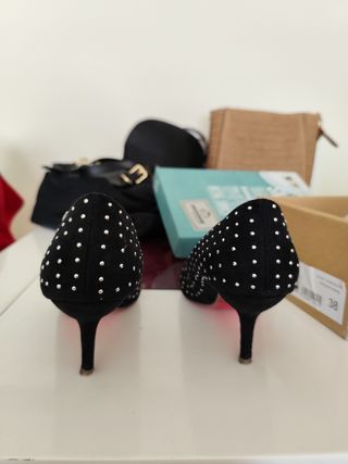 Zapatos negros de tacón con tachuelas
