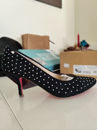 Zapatos negros de tacón con tachuelas