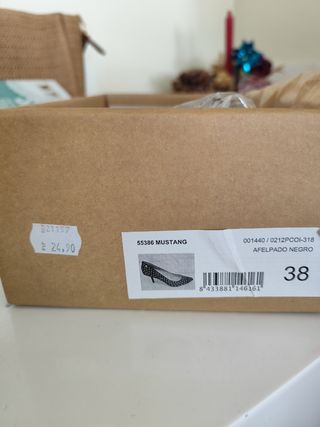 Zapatos negros de tacón con tachuelas