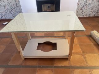 Mesa camilla con ropa 