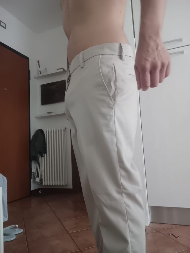 Pantaloni beige aderenti slip costumi uomo