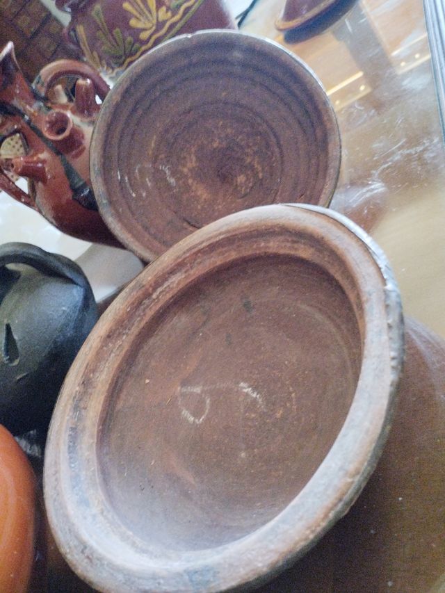 Tajín artesanal con adornos de metal