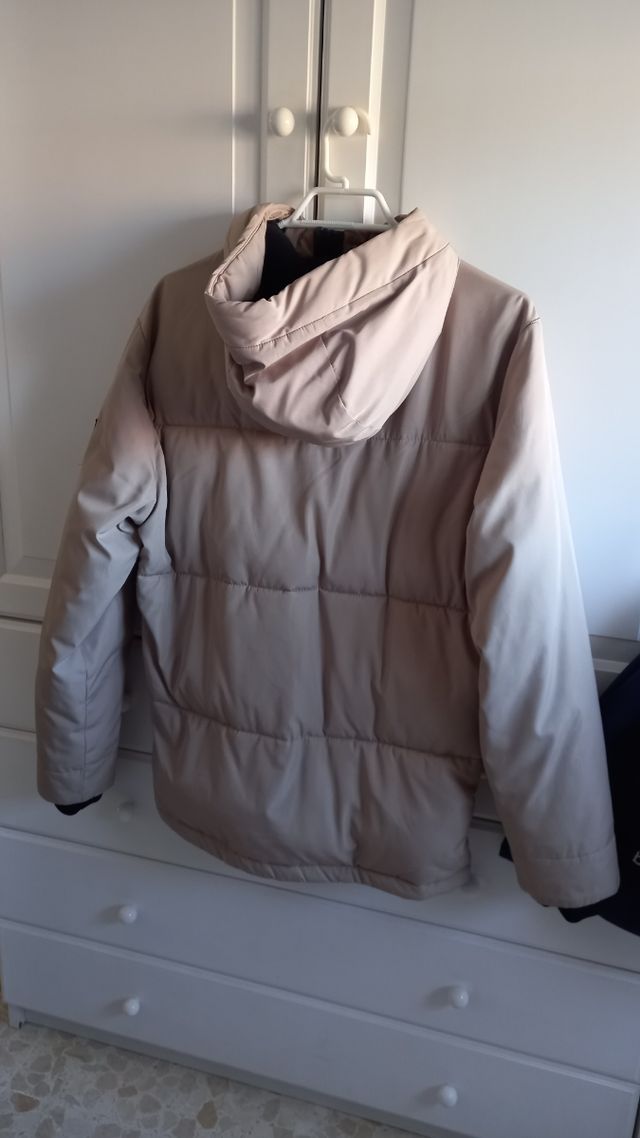 Chaquetón plumífero con capucha