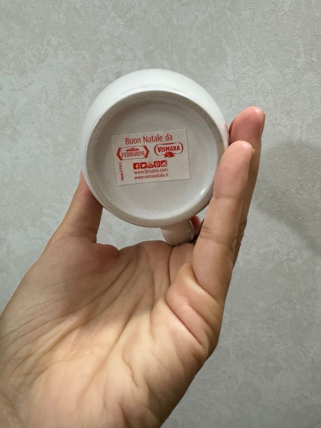 Tazze bianche con stelle rosse