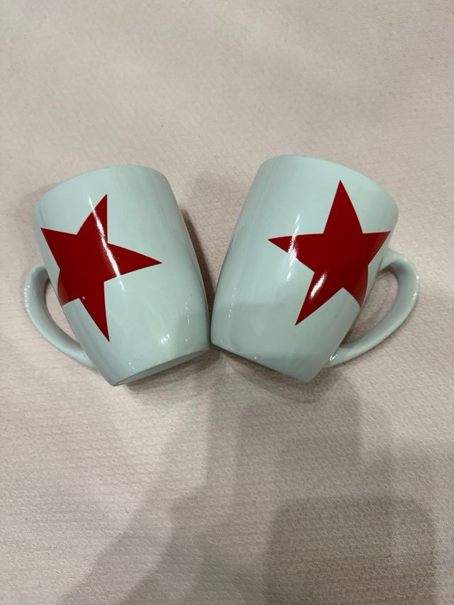 Tazze bianche con stelle rosse