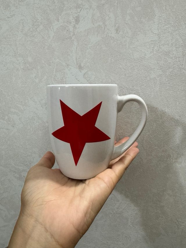 Tazze bianche con stelle rosse