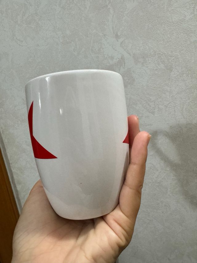 Tazze bianche con stelle rosse