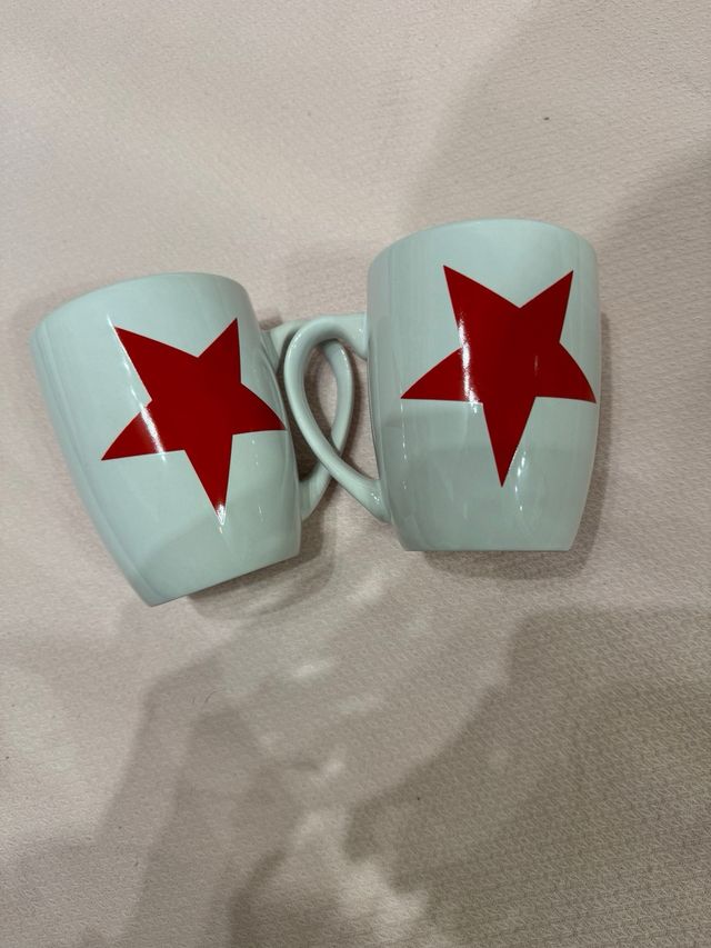 Tazze bianche con stelle rosse