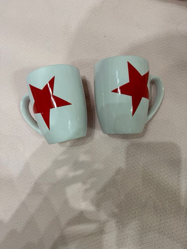 Tazze bianche con stelle rosse