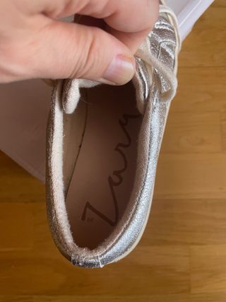 Zapatillas deportivas. Plata