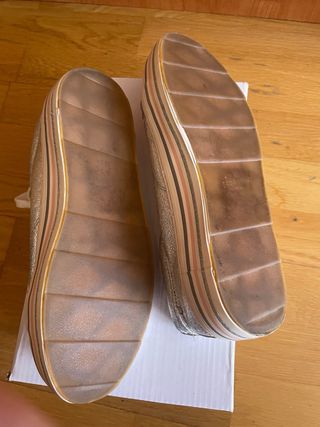 Zapatillas deportivas. Plata