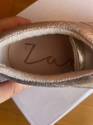 Zapatillas deportivas. Plata