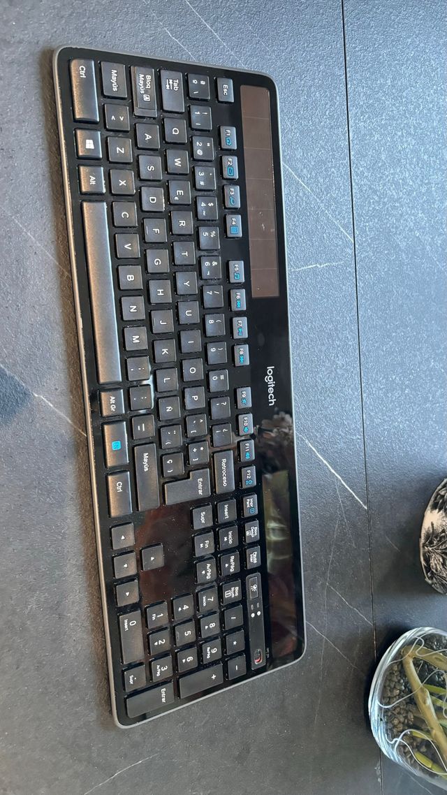 Logitech K750