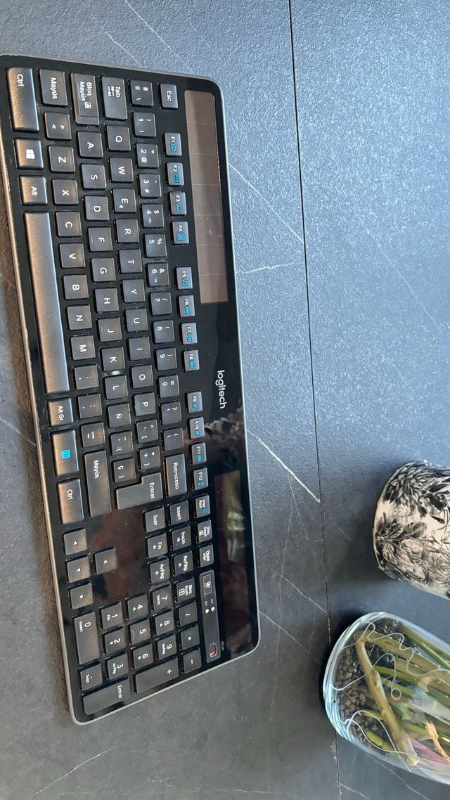 Logitech K750