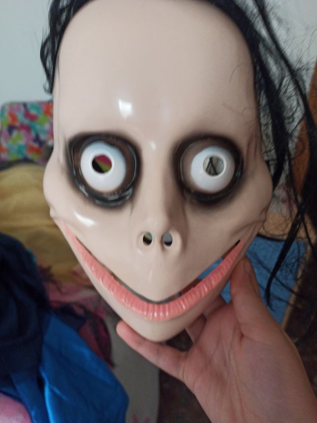 Mascaras de momo y hacker.