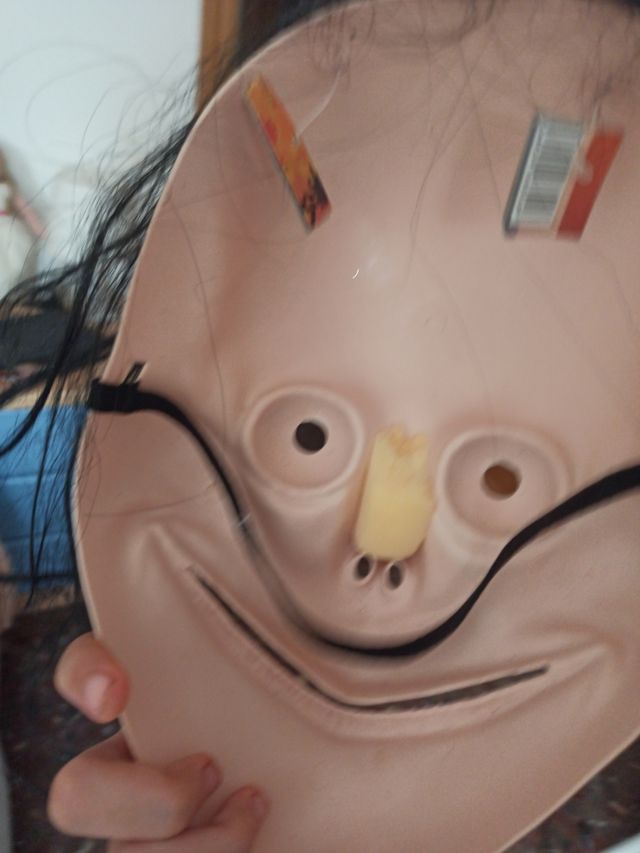 Mascaras de momo y hacker.