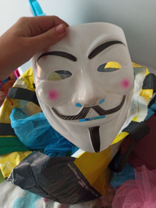 Mascaras de momo y hacker.