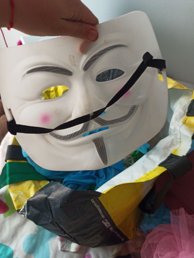 Mascaras de momo y hacker.