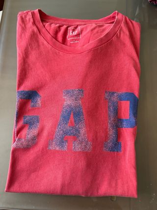 Camiseta hombre GAP.