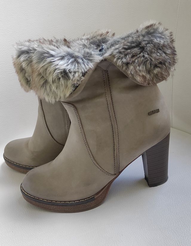 Botín color topo, tacón ancho alto 8cm, MUSTANG