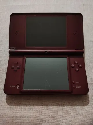 Nintendo DSi XL bordeaux