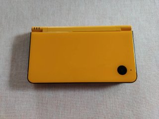 Nintendo DSi XL giallo