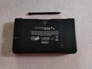 Nintendo DSi XL giallo