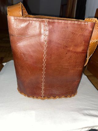 Bolso 100% en cuero, en variedad de tonos marrones