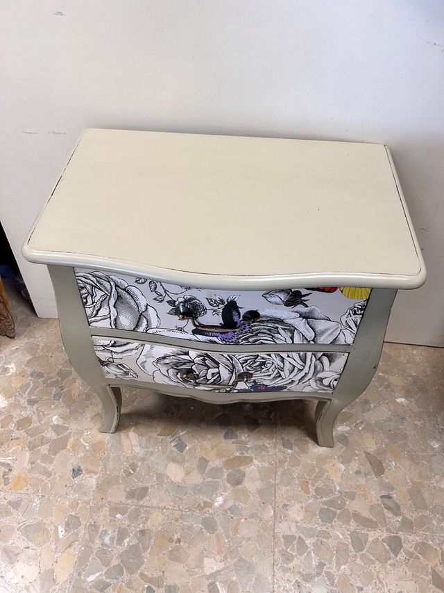 Preciosa mesa auxiliar o comoda pequeña bombé