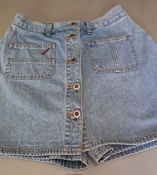 Falda pantalón vaquera evasé. Muy bien