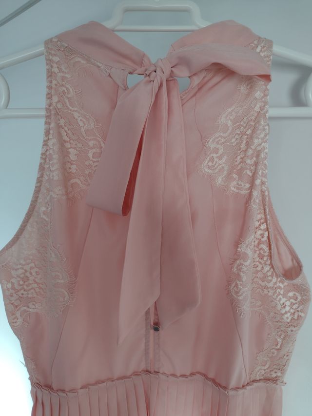 vestido,plisado color salmon rosado, y encaje.