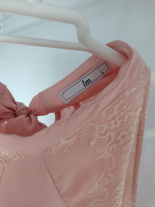 vestido,plisado color salmon rosado, y encaje.