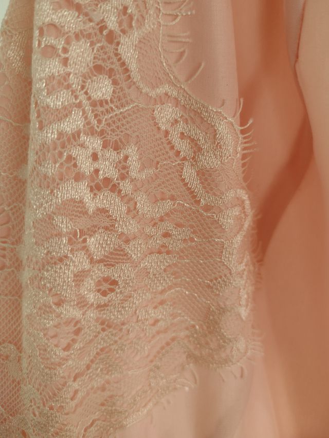 vestido,plisado color salmon rosado, y encaje.