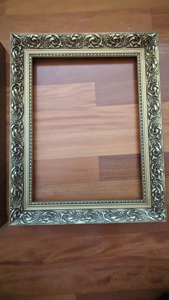 Dos marcos clásicos de madera dorados