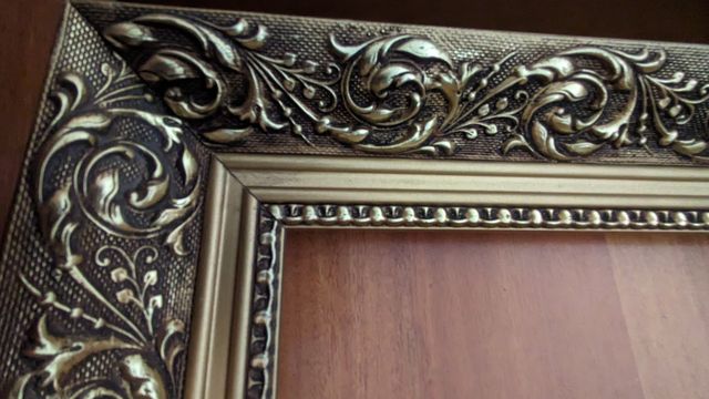 Dos marcos clásicos de madera dorados