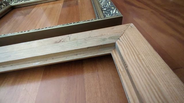 Dos marcos clásicos de madera dorados