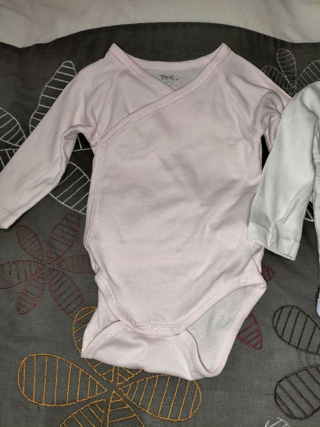 Pijama terciopelo y 2 bodys niña Talla 6 meses