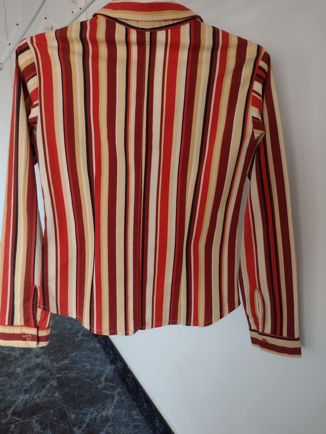 blusa con rayas de colores, de algodon.