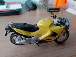 Moto BMW a escala 1/18