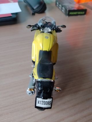 Moto BMW a escala 1/18