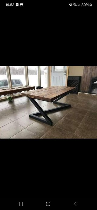 Se fabrican mesas a medida.