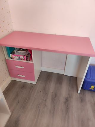 Armario, escritorio y canapé rosa
