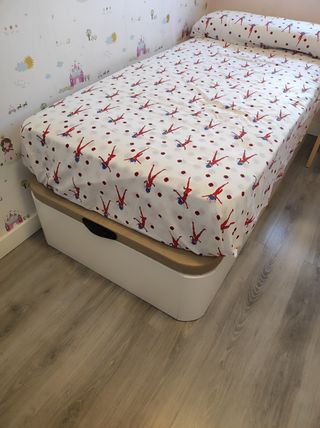 Armario, escritorio y canapé rosa